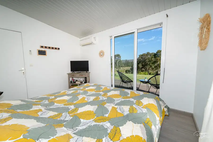 Chambre double confortable avec vue pleine nature aux chambres d'hôtes de Tontouta Tamoa